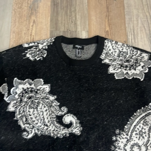 Forever 21 Men’s Black and White Sweater Paisley Print Size Medium Long Sleeve - Picture 6 of 8